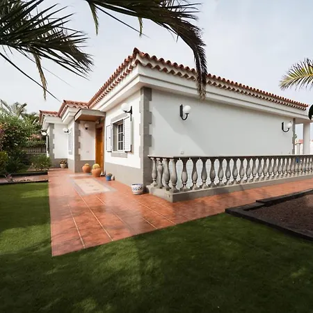 Villa Cosmos Chalet Con Gran Piscina Y Jardin Privado-2
